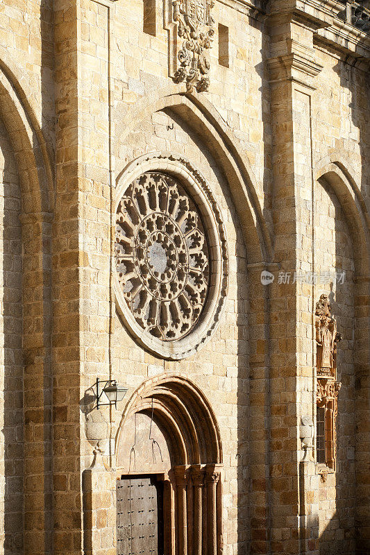 玫瑰窗和前门Mondoñedo大教堂正面，加利西亚，西班牙。