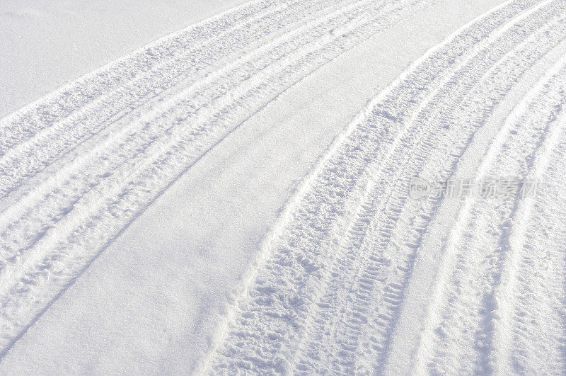 新雪上的车胎印