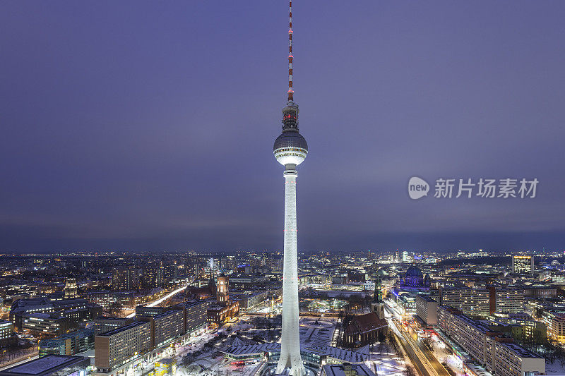 柏林电视塔Fernsehturm标志性的冬季城市夜景