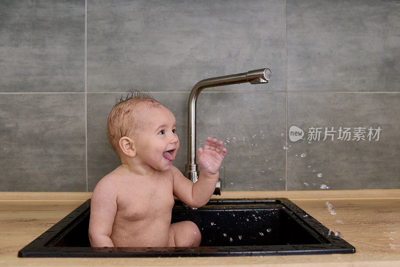 婴儿在水槽里玩水