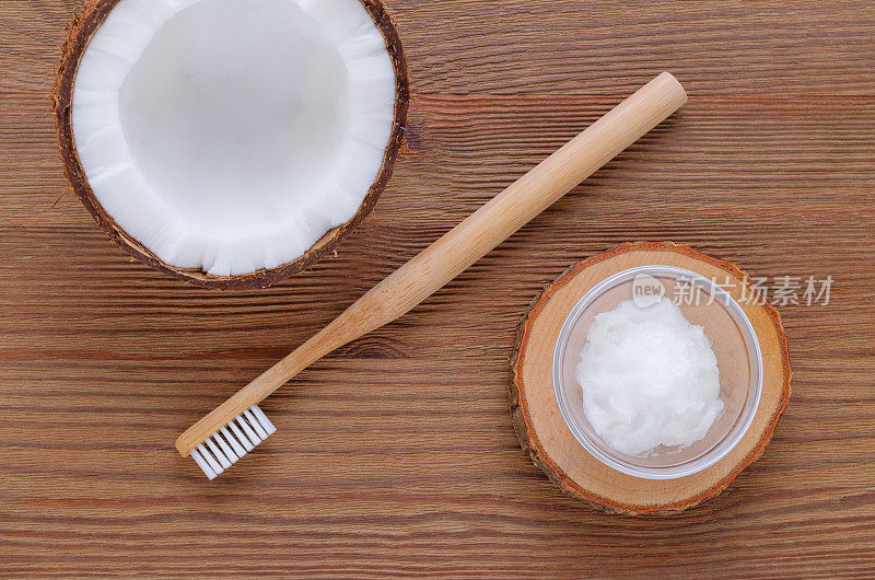 椰子油牙膏，健康牙齿的天然替代品，木制牙刷