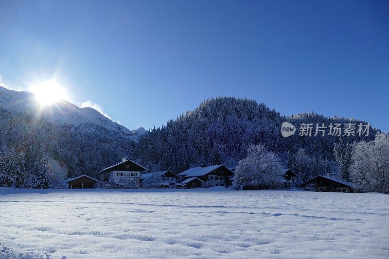 冰雪覆盖的冬季景观和卡温德尔山上的小村庄