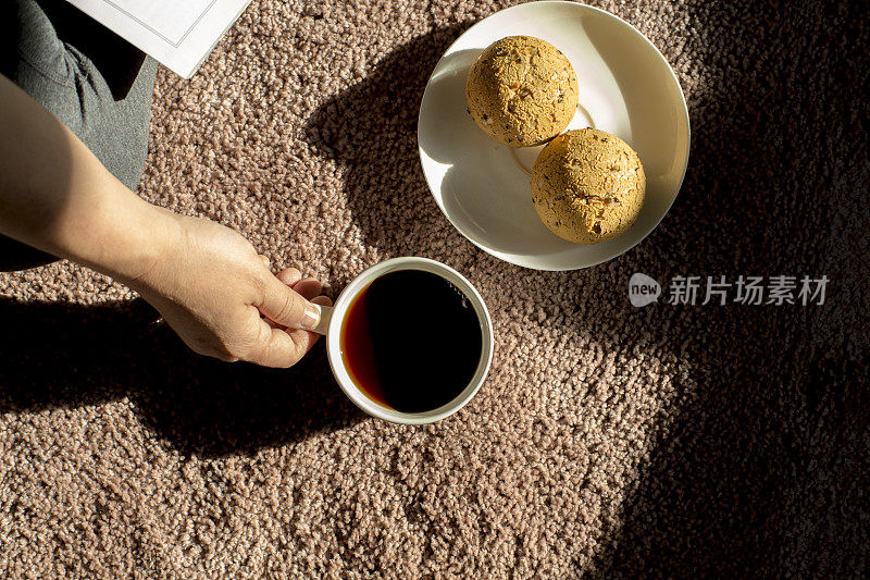 面包和咖啡，在地毯上看书