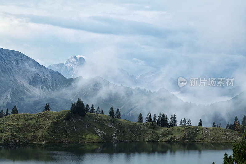 雨后浓雾笼罩着高山和高山湖泊