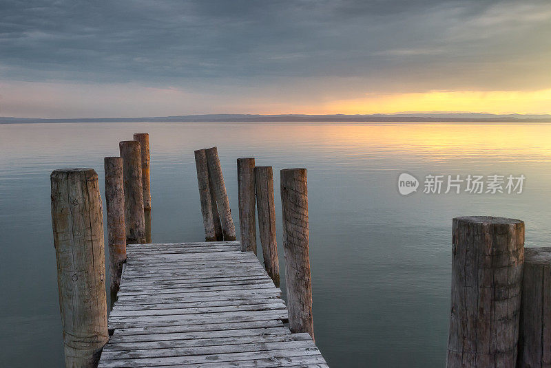 日落时分湖上的木码头