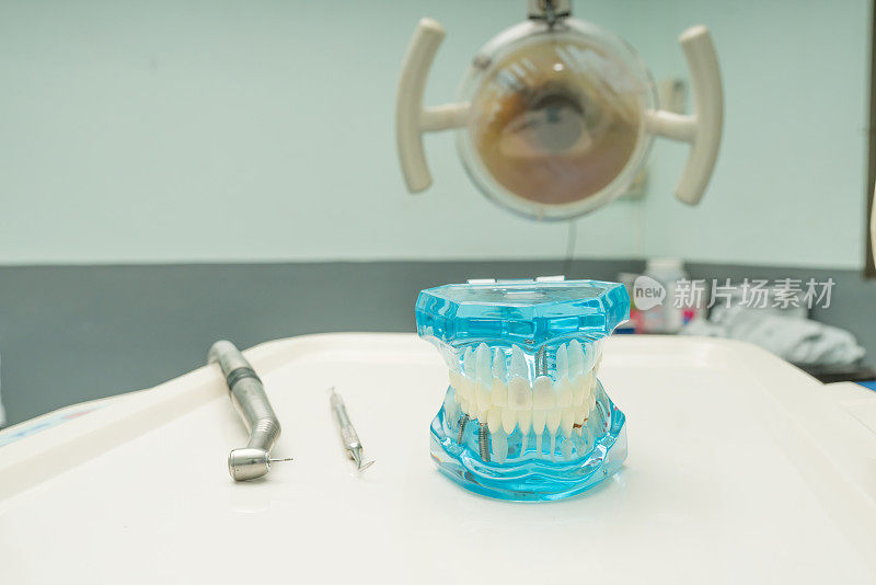 牙科诊所的牙科模型和牙科工具
