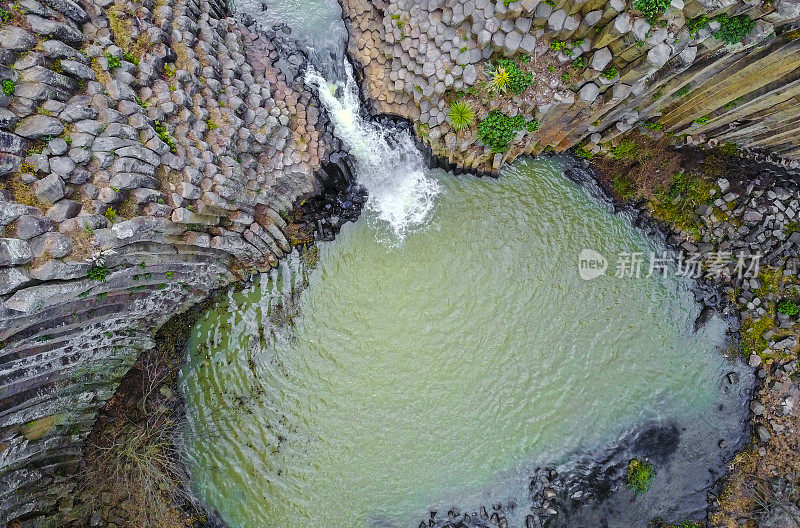 墨西哥伊达尔戈的玄武岩棱镜瀑布