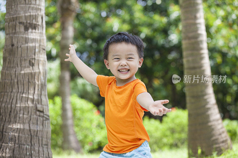 快乐的小男孩在户外练习武术