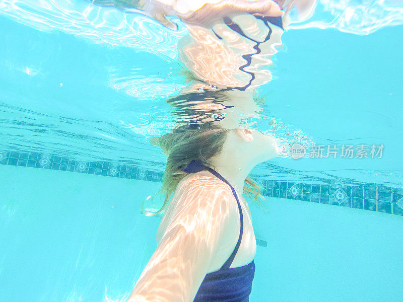 水下夏天游泳
