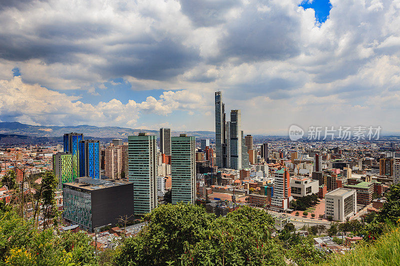 波哥大，哥伦比亚-南美首都城市在安第斯山脉的高角度视图