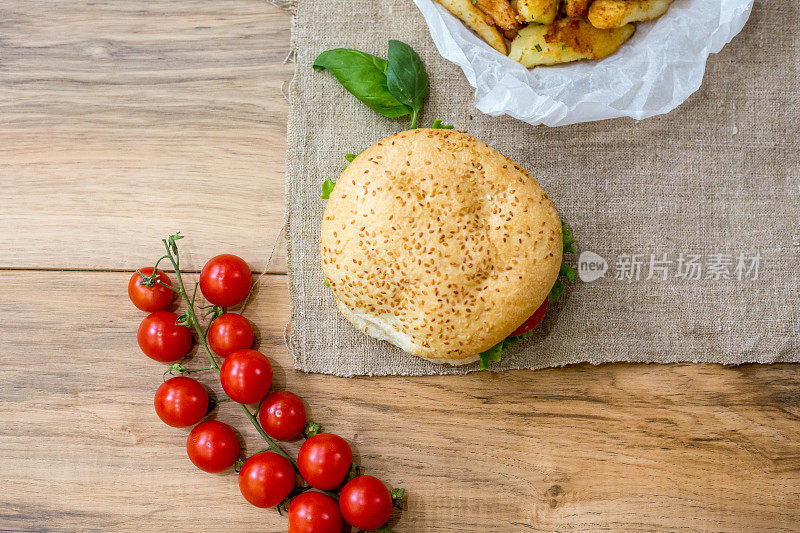 汉堡包配奶酪、肉、西红柿、洋葱和香草。前视图。自由空间。