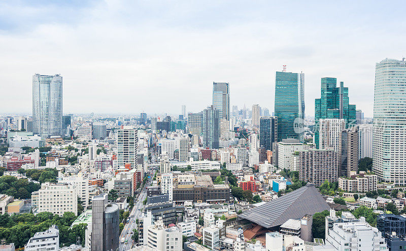 鸟瞰图从东京塔在戏剧性的早晨蓝色多云的天空在东京，日本