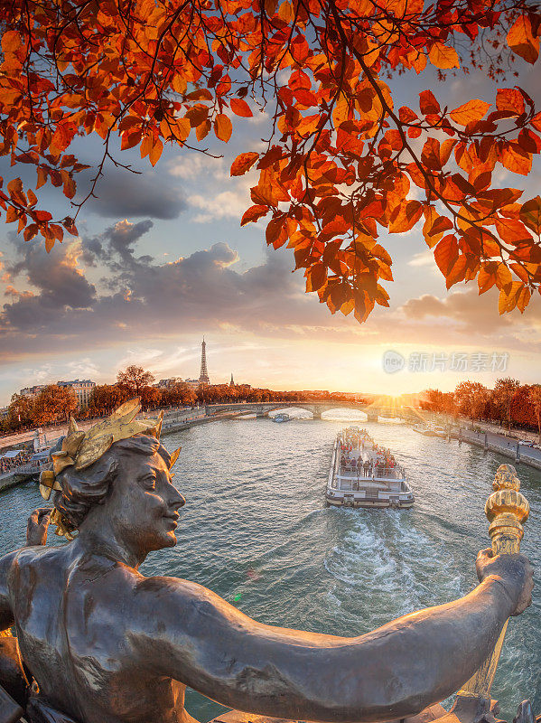 秋叶飘落的巴黎亚历山大三世桥对着埃菲尔铁塔