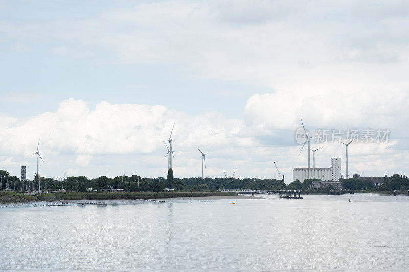 比利时安特卫普斯卡尔特河上的风力涡轮机。城市中由风力涡轮机产生的清洁能源。