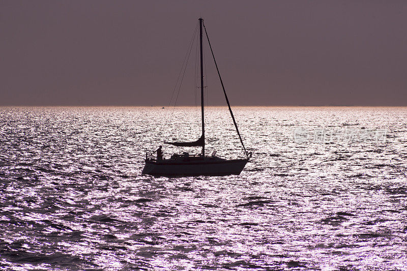 在土耳其伊斯坦布尔马尔马拉海王子群岛海岸航行的游艇