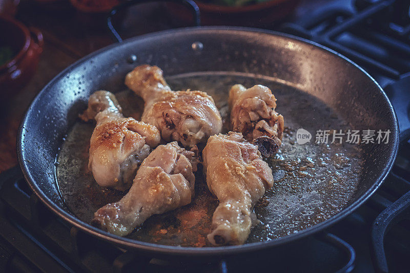准备用青豆，豌豆和辣椒做的鸡肉海鲜饭