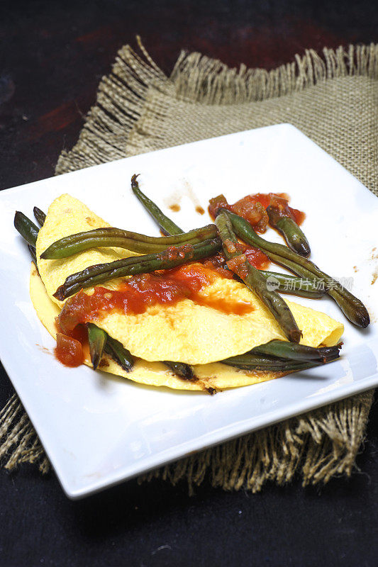 墨西哥菜-鸡蛋蛋卷和菜豆早餐盘
