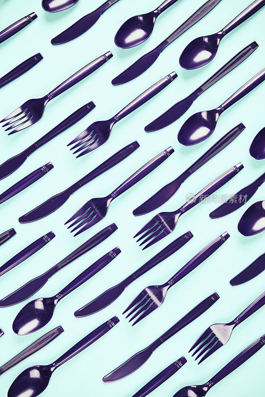 紫外线静物画。紫色塑料餐具背景