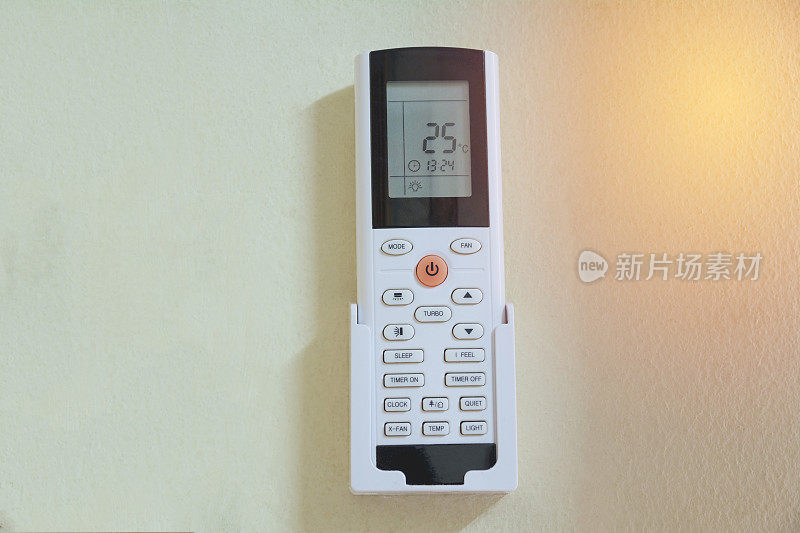 房间墙上的空调遥控器。