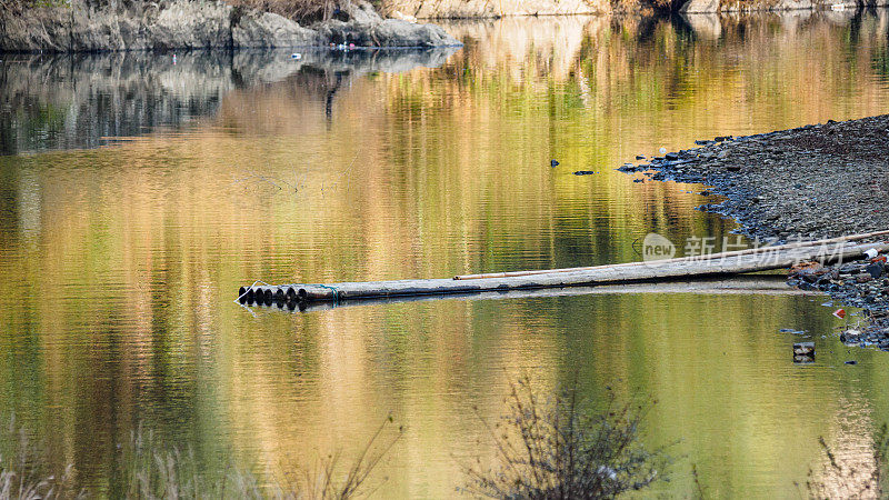 竹筏在宁静的湖中。