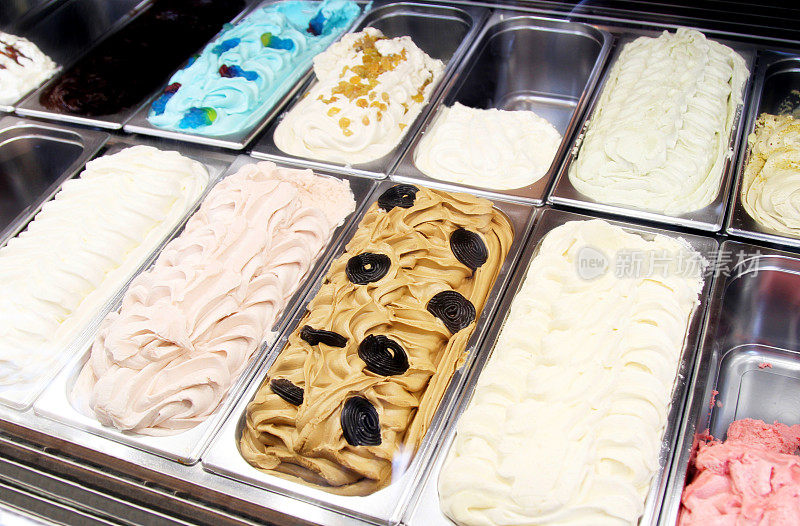 选择不同口味的冰淇淋冷藏容器