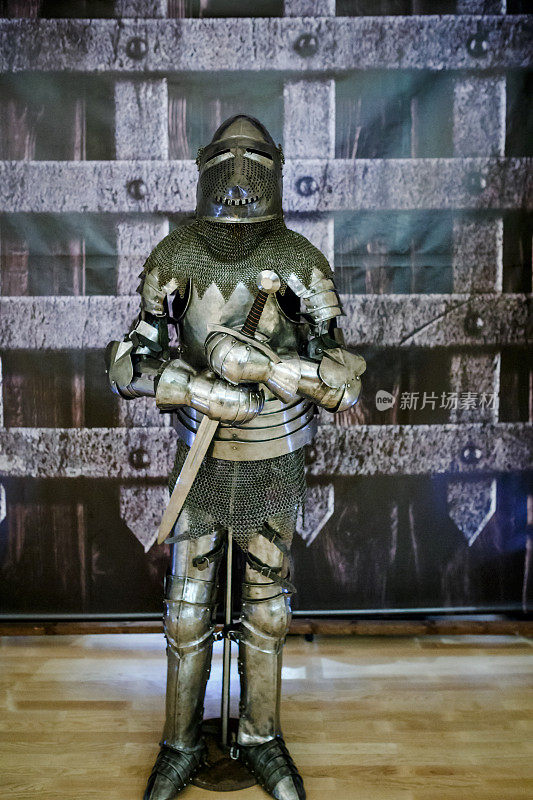 中世纪骑士的盔甲。用金属保护士兵免受对手武器的伤害