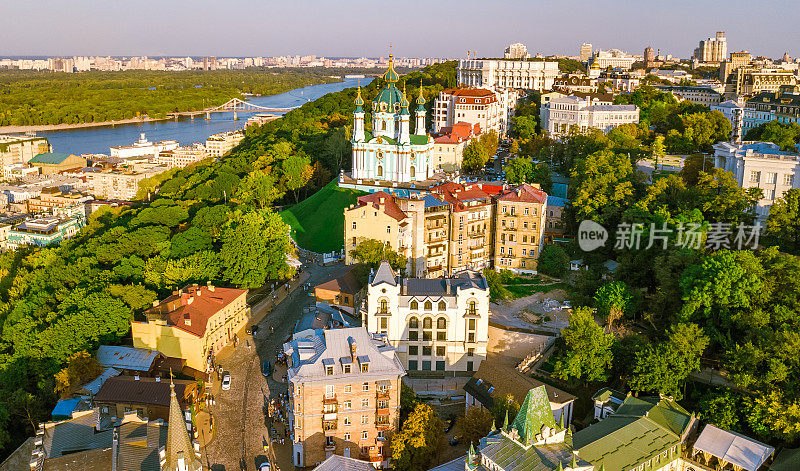 从上面鸟瞰圣安德鲁教堂和Andreevska街，日落时Podol区城市景观，基辅市(基辅)，乌克兰