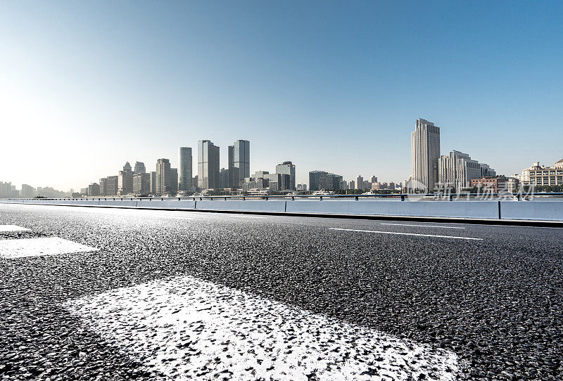 空旷的道路与现代化的办公楼