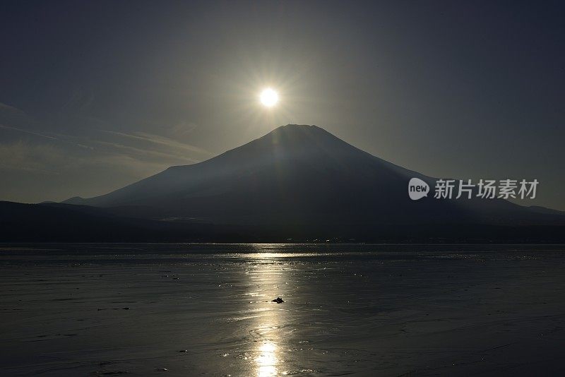 富士山钻石:日落在富士山，山中湖