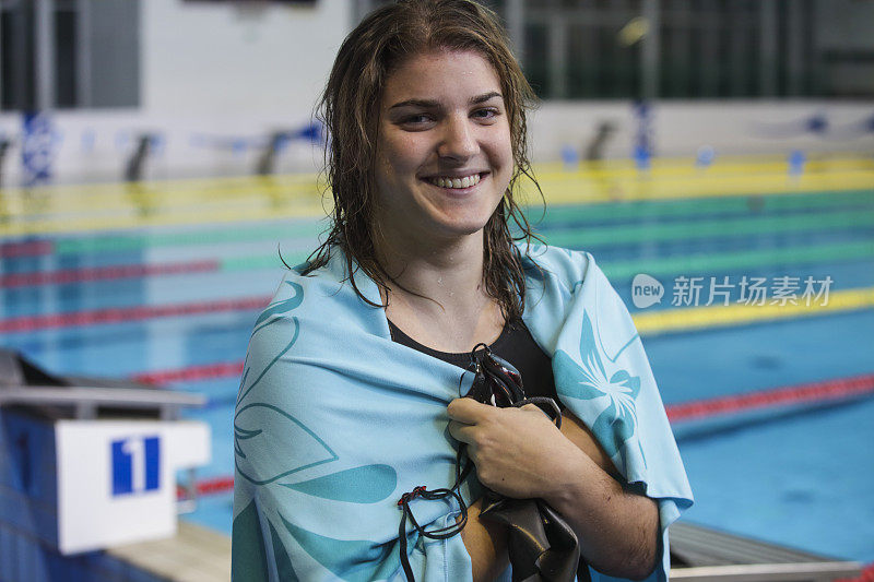 年轻女性游泳运动员肖像