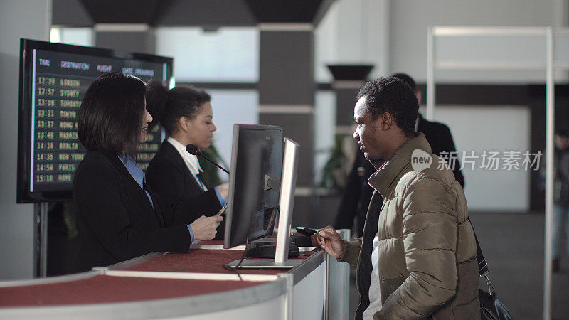 机场保安人员检查身份证件