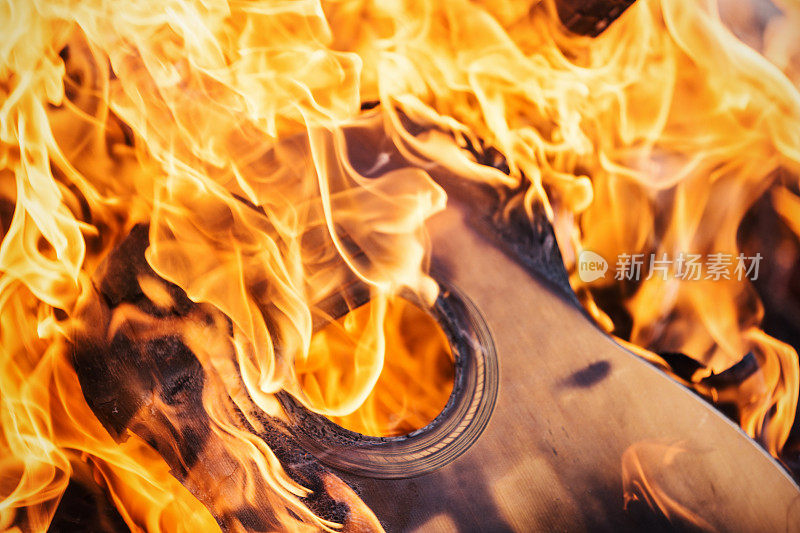 吉他着火了