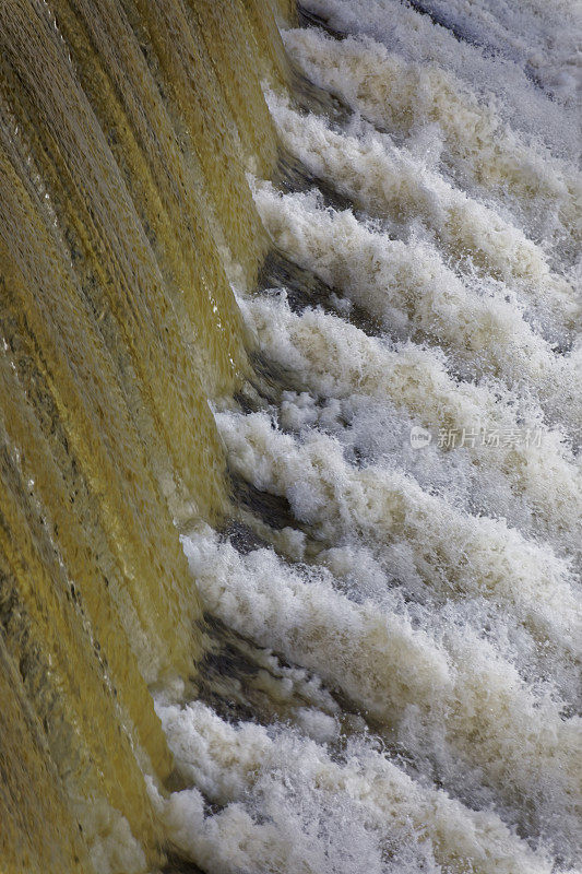 水从大坝中奔流而出