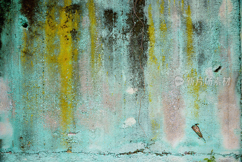 旧开裂的混凝土墙，油漆剥落和污渍