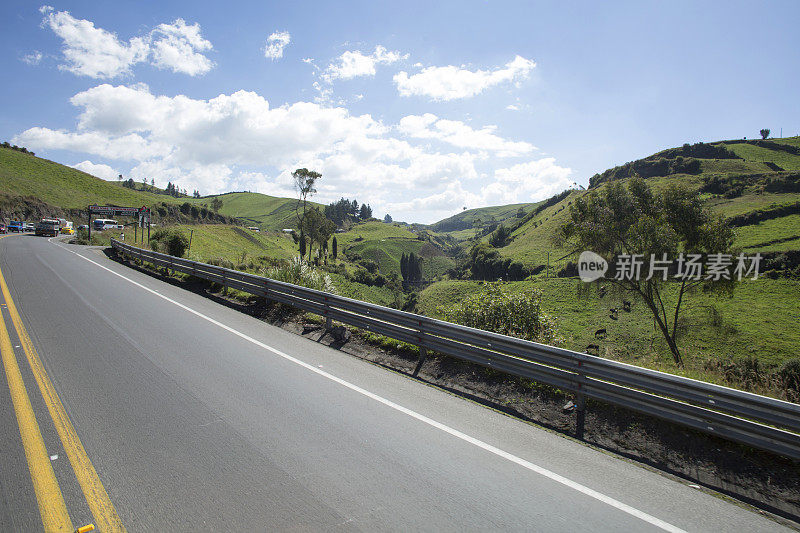 基多外沿跨美国高速公路弯曲的道路