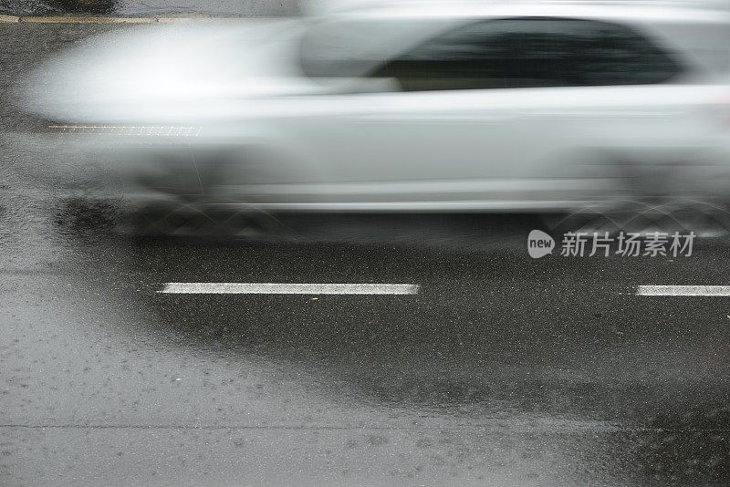 倾盆大雨时汽车在路上行驶