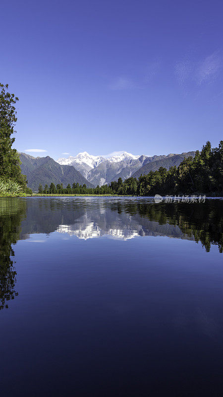 湖Matheson反射景观全景，新西兰，南岛