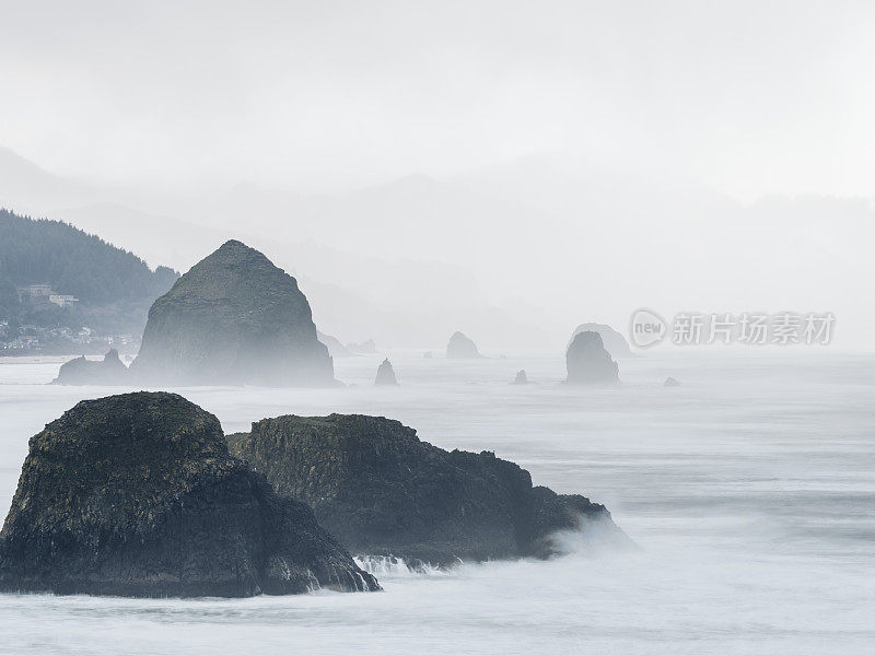 水冲刷岩石的风景