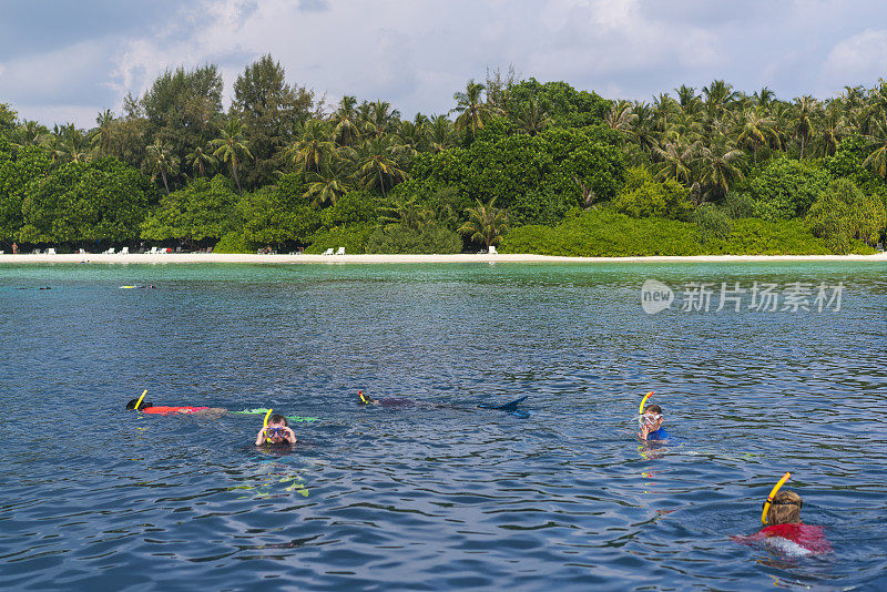 游客们在离马尔代夫马夫什岛不远的印度洋海滩附近浮潜