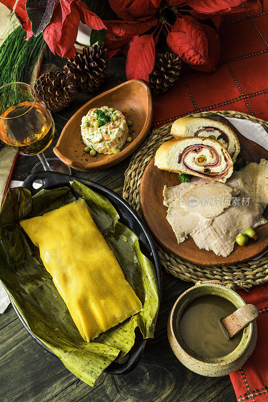 委内瑞拉传统圣诞美食:哈拉卡斯、火腿、科奇诺香肠和加林纳香肠