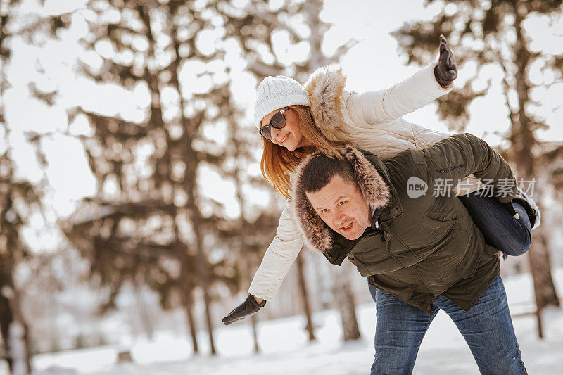 一对夫妇在雪地上玩