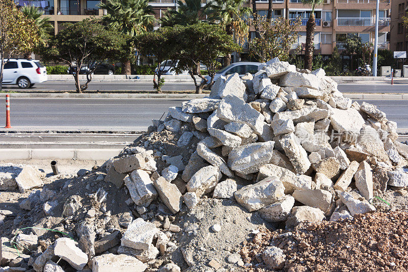 公路附近的铺面砖损坏