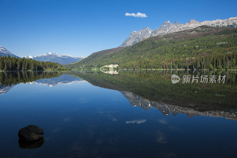 位于加拿大落基山脉的黄头湖，加拿大不列颠哥伦比亚省