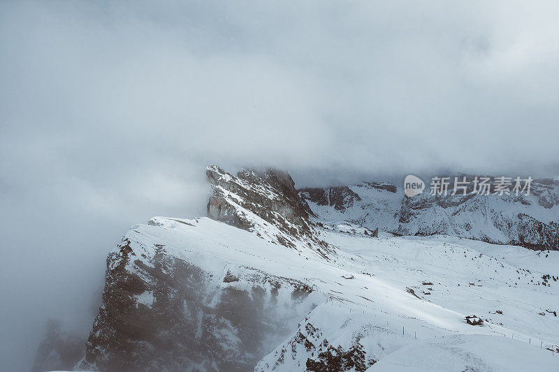 在白云石阿尔卑斯山脉的雾塞达山冬季风景