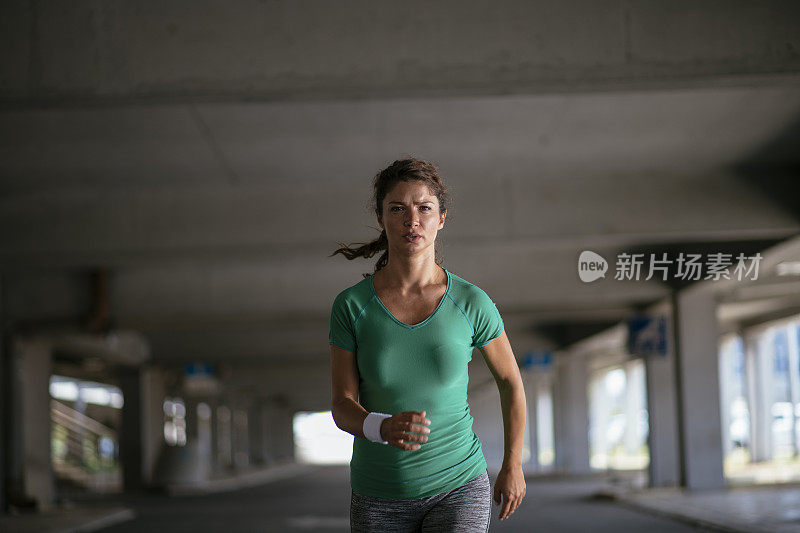 年轻女子在户外奔跑