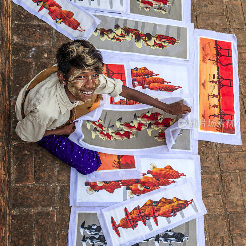 缅甸蒲甘，一个年轻的缅甸男孩在卖沙画