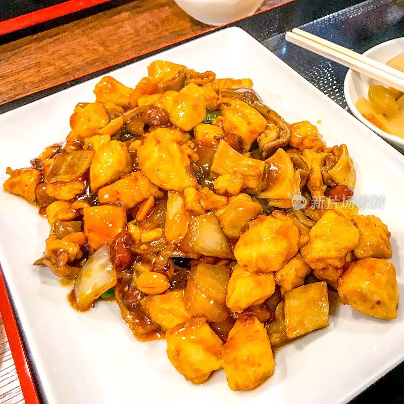 鸡胸肉丁辣sautéed与猪肉肠