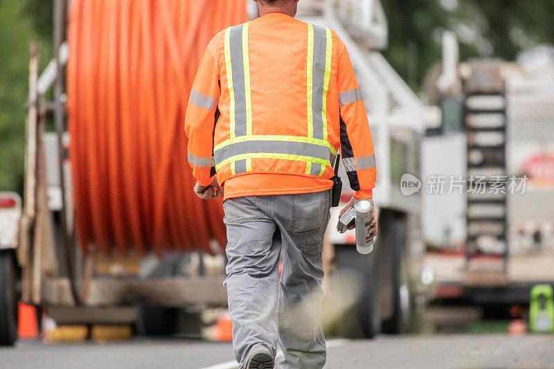 施工队正在进行道路施工