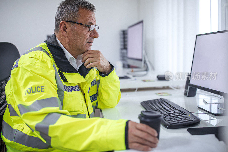 在读一份报告的英国警官