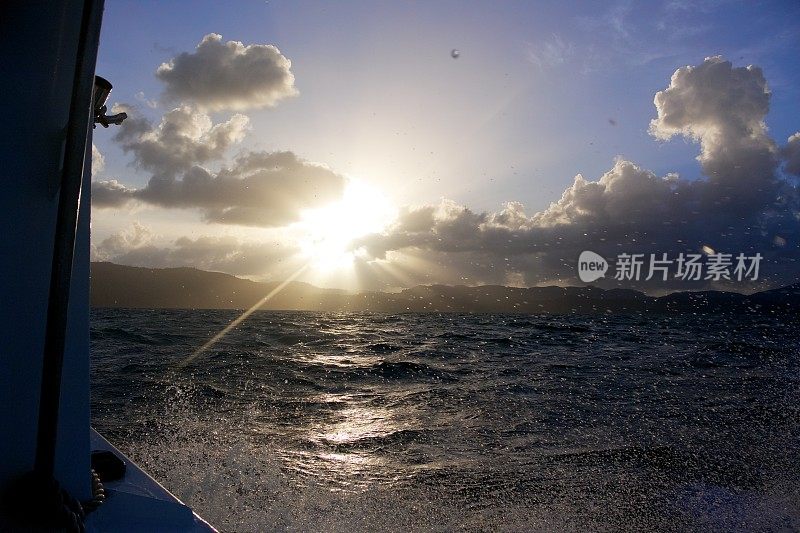 海面上的浪花和日出